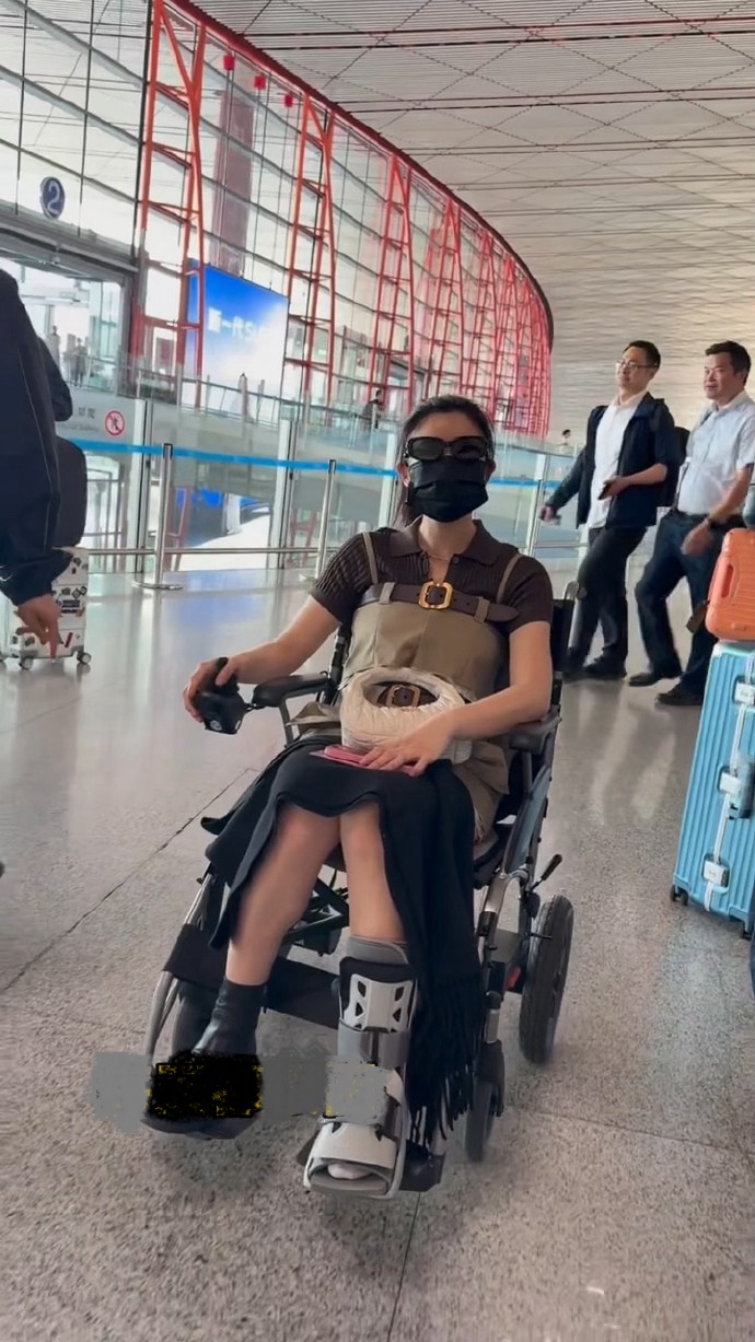 陈妍希现身机场，她这回坐着轮椅亮相，不过搭配的还是很时尚的，气质也不错。

陈妍