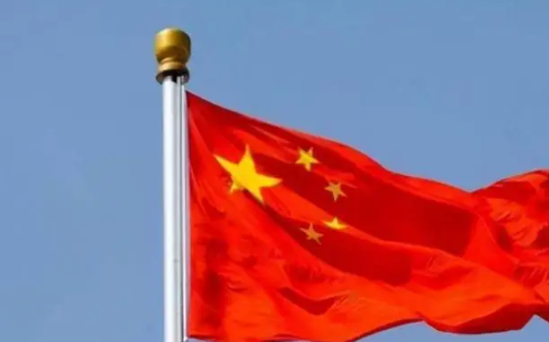 揭秘国旗样式选拔：为何最终采纳当年仅得5票的五星红旗，而不是获342票的三号作品…