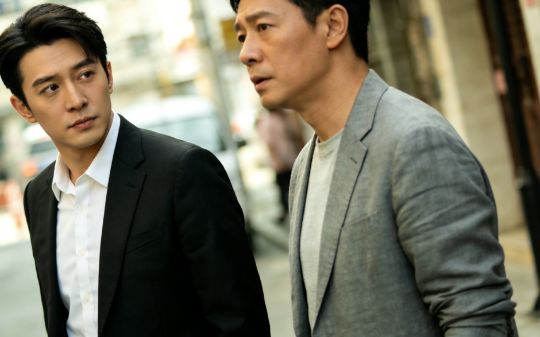 公司年会上，我被领导安排与几位司机坐一桌，新任集团CEO来敬酒，见我后愣住：姐，你怎么坐这桌