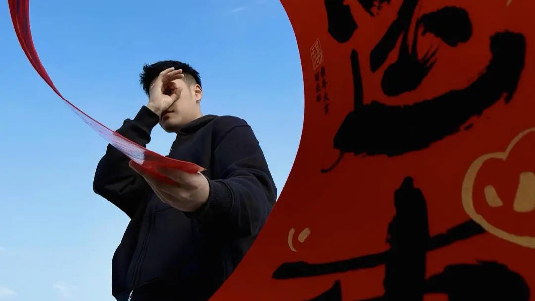 手拿春联拍照！2026很火的新年拍照姿势