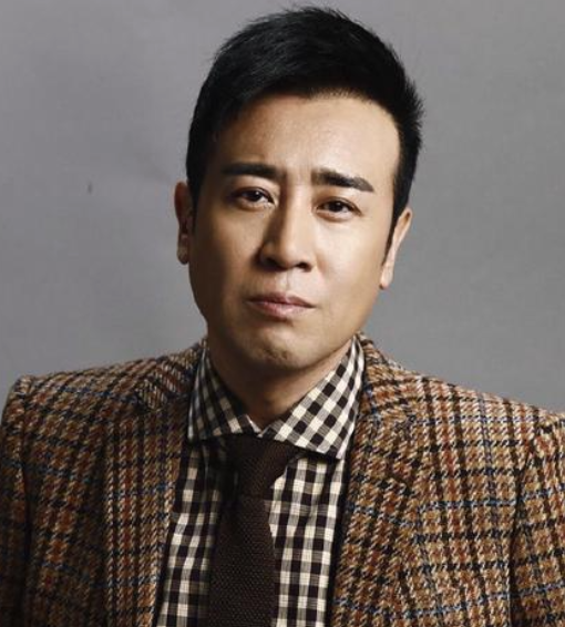 于和伟是位观众熟悉的演员拿过不少表演奖项
在荧幕上塑造过许多深入人心的角色。
可