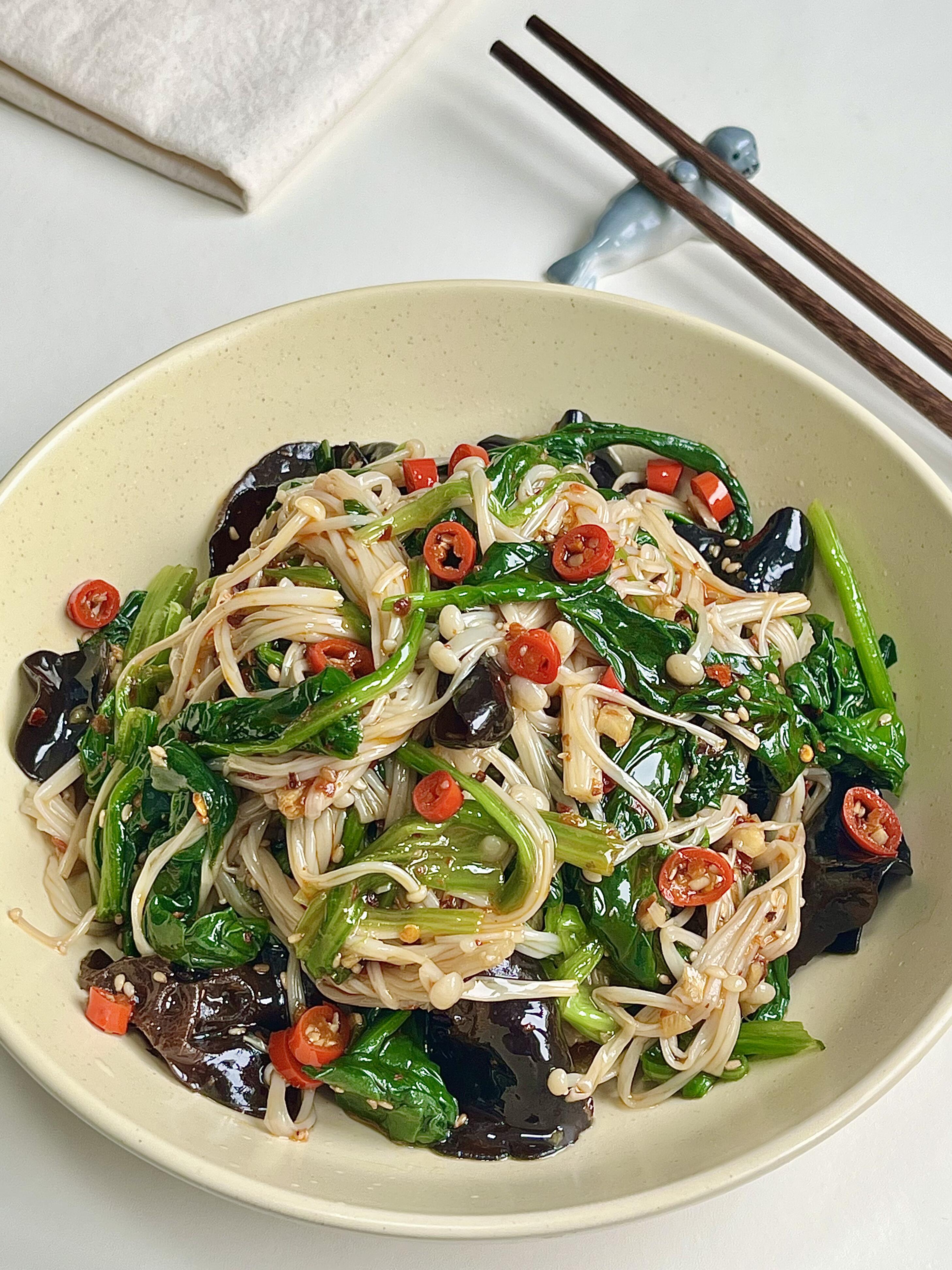 菠菜木耳拌金针菇，鲜脆清爽可口 
菠菜软嫩、金针菇顺滑、木耳爽脆，简单一拌就鲜香