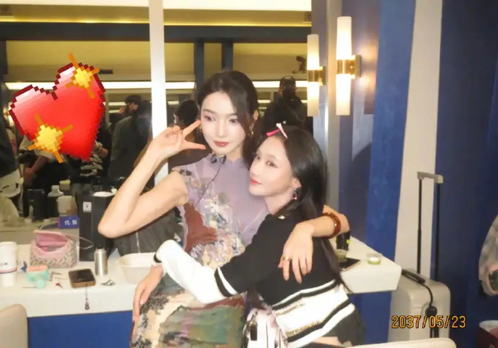 代斯晒与何宣林维妮娜合影 复古滤镜自带故事感