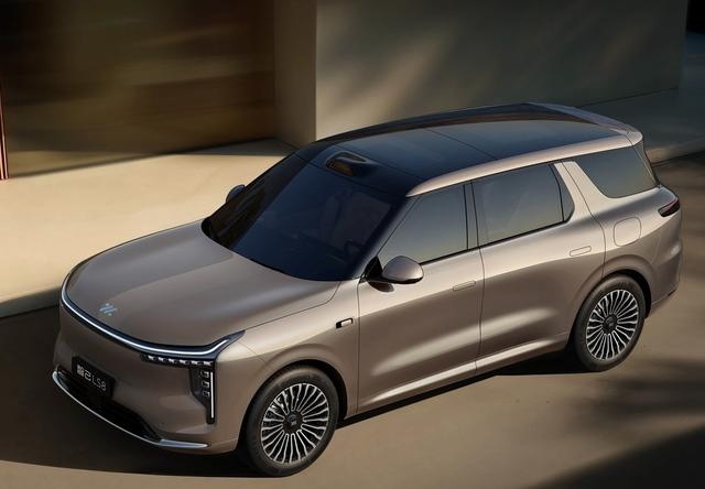 近期30万级中大型SUV市场竞争持续升温，智己汽车在新车预售前的技术发布动作，引发了行业的广泛关注。