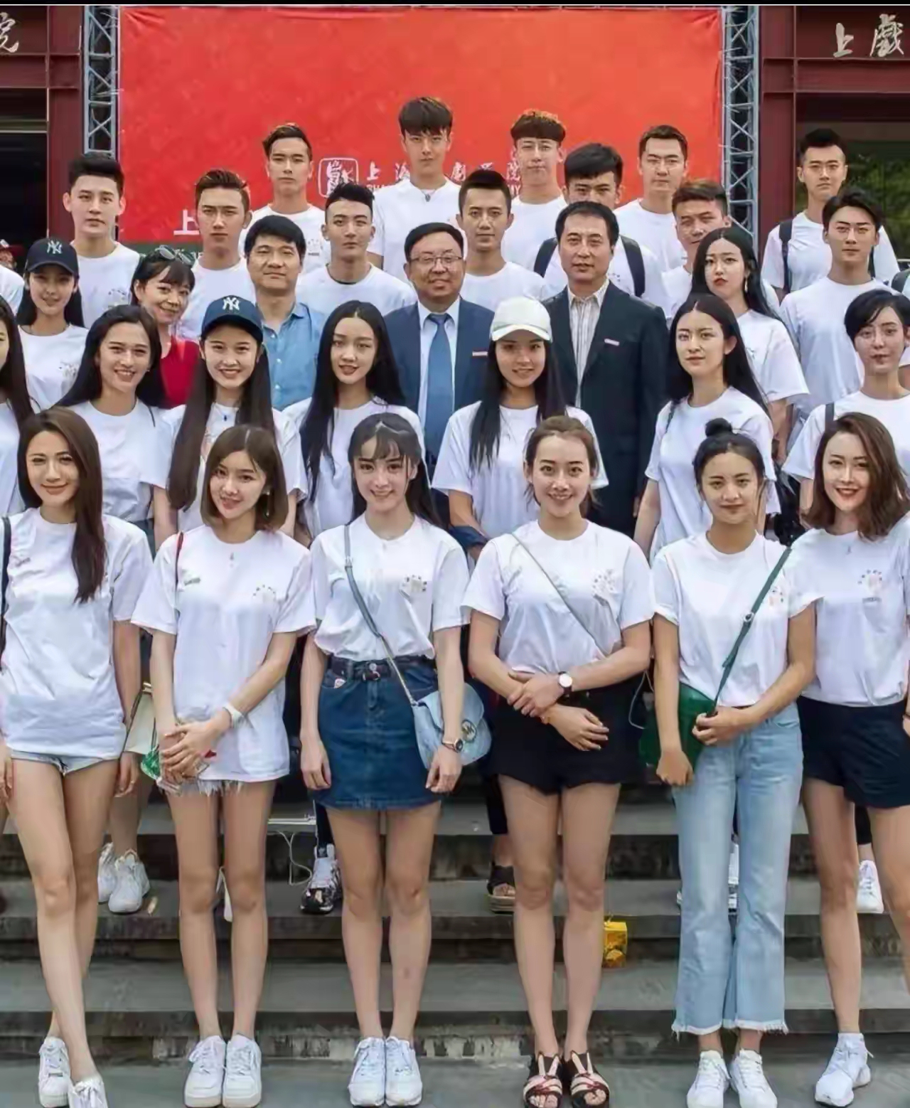 看完田曦薇的大学合照，才懂为何她能成大明星！

1997年出生，今年28岁的田曦