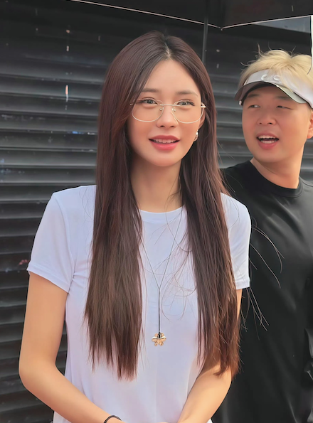 不知道从什么时候开始沈梦辰变样了
婚后的她突然变的好漂亮，看起来高级了很多，整个