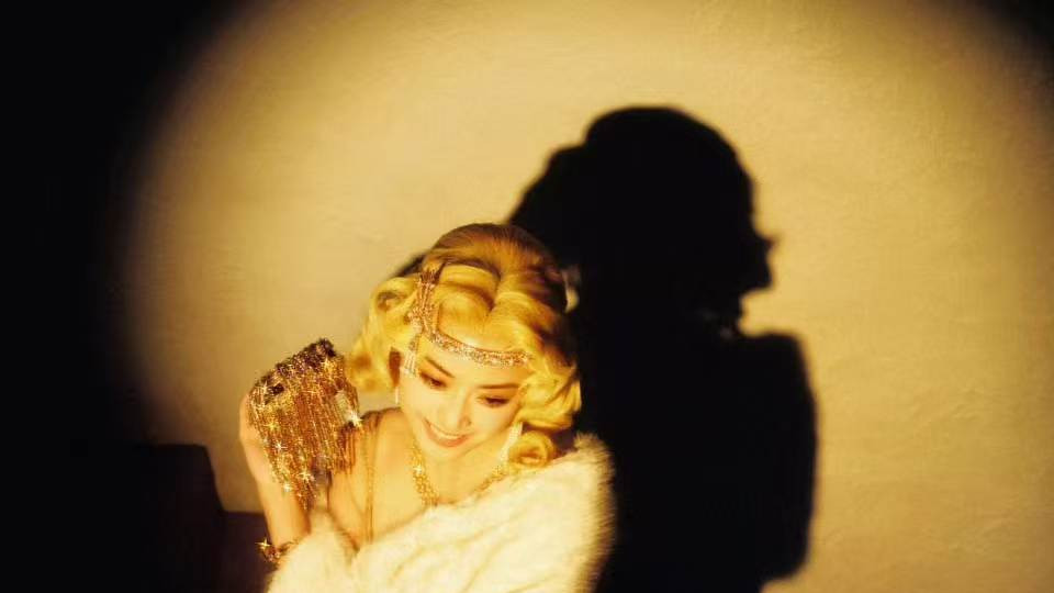 沈月29岁生日复古写真曝光，浅金长发摩登女郎惊艳全网