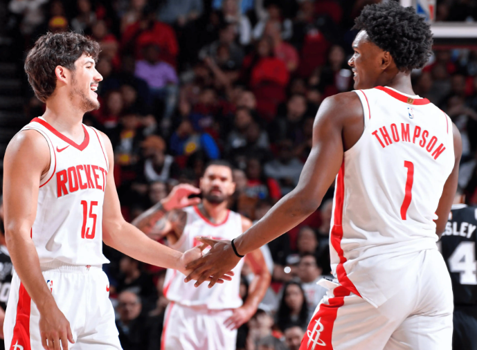 谢泼德一个后卫传球就是随便一扔，白人后卫传球还有谁比他还差的，防守估计全联盟也找