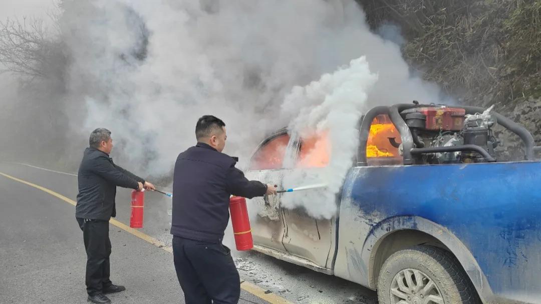 桐梓公安：车辆自燃，民警紧急救援