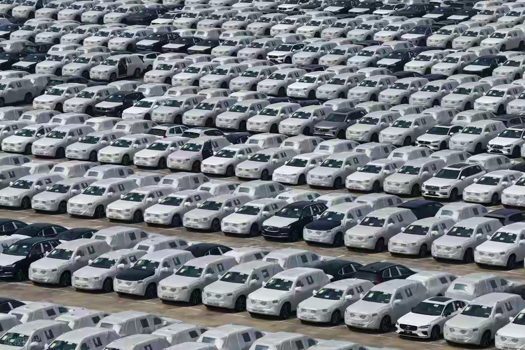 2025年，中国汽车销量接近2700万辆，超越了日本，首次登顶全球第一，但是在众