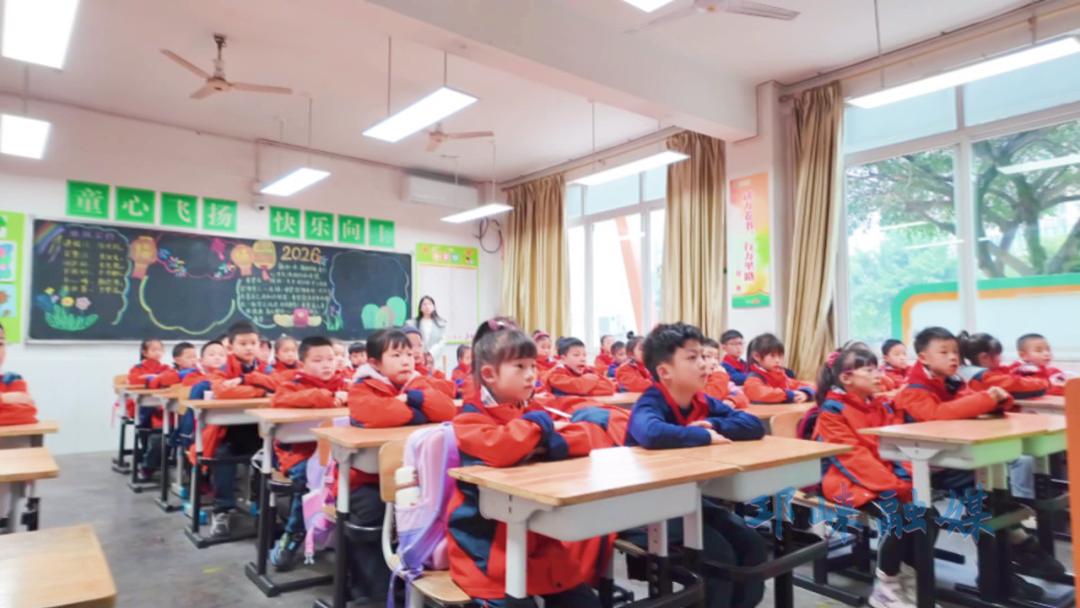 邛崃开学第一课：传承雷锋精神，拥抱AI时代！