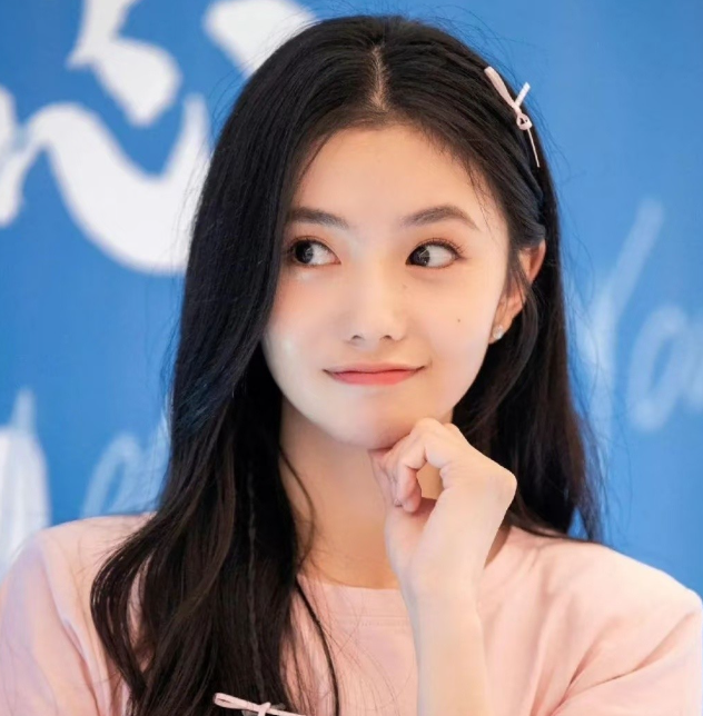 谋女郎刘浩存传来一个尴尬的消息
居然在机场被人踩到了衣服
视频中，她一身休闲穿搭