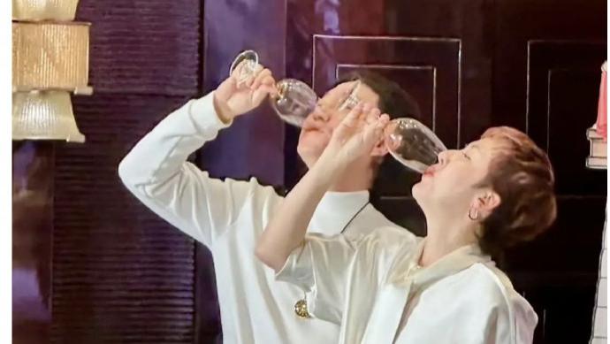 张凌赫田曦薇经纪人敬酒！9年死仇终和解，CP粉狂喜：二搭有戏了