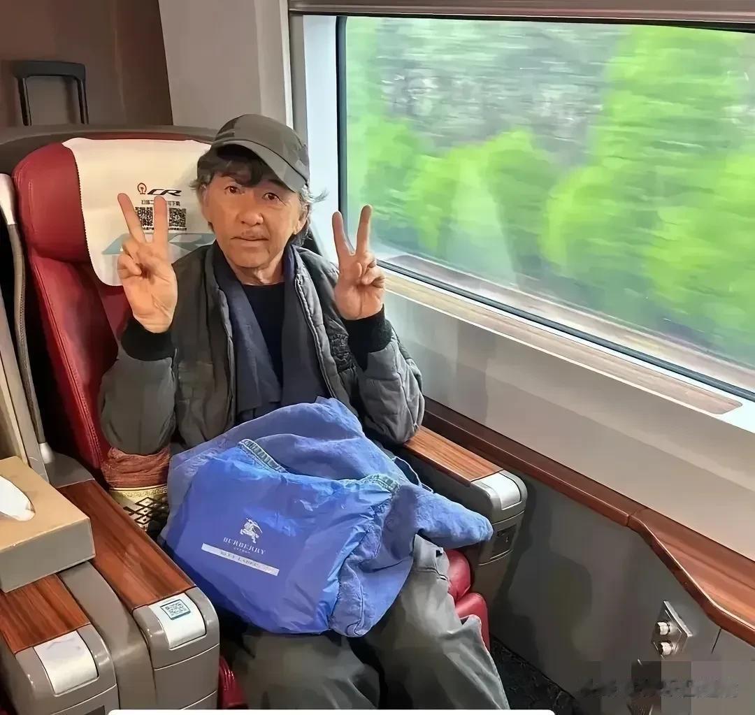 照片里这个坐着高铁的老人，看起来普普通通，如果不说他是林子祥，估计很多人都不会将