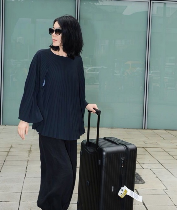 王菲私服超松弛这一套就很好看
藏青色百褶喇叭袖上衣自带流动感，宽松版型遮肉又藏随