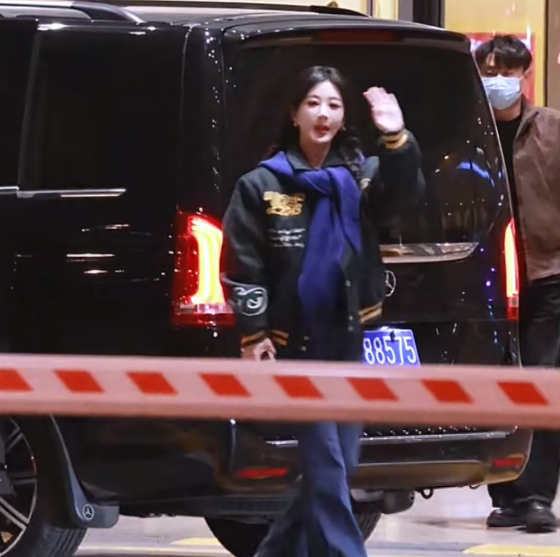 杨紫双马尾休闲服现身机场