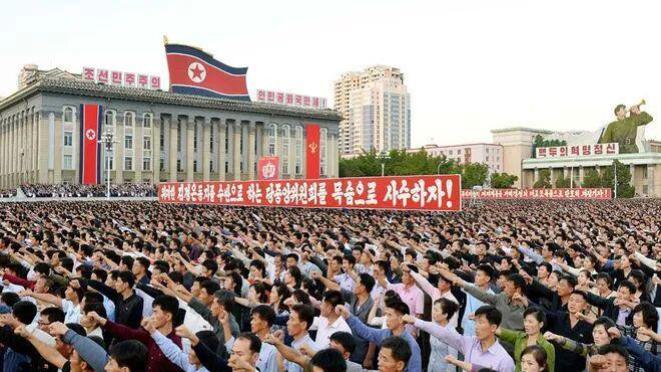 平壤十万民众参加反美集会  巨型宣传画格外醒目 场面壮观