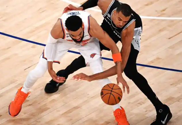 明天NBA总决赛移师马刺主场，马刺能否把握机会赢下尼克斯？应该是没问题的。马刺主