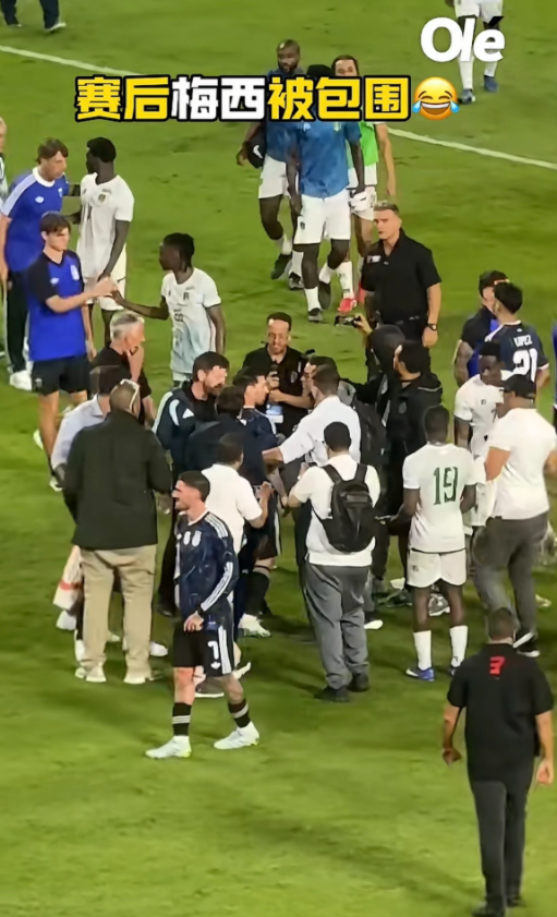 北京时间3月28日，阿根廷在友谊赛中2-1击败毛里塔尼亚，赛后赛场外上演了疯狂一
