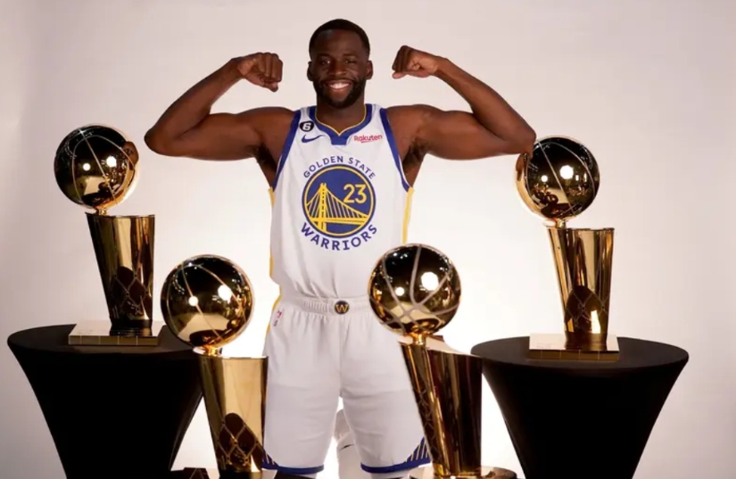 勇士队后面的比赛基本上稳了。
因为追梦格林摊牌了，开始一心一意的做他的播客了。