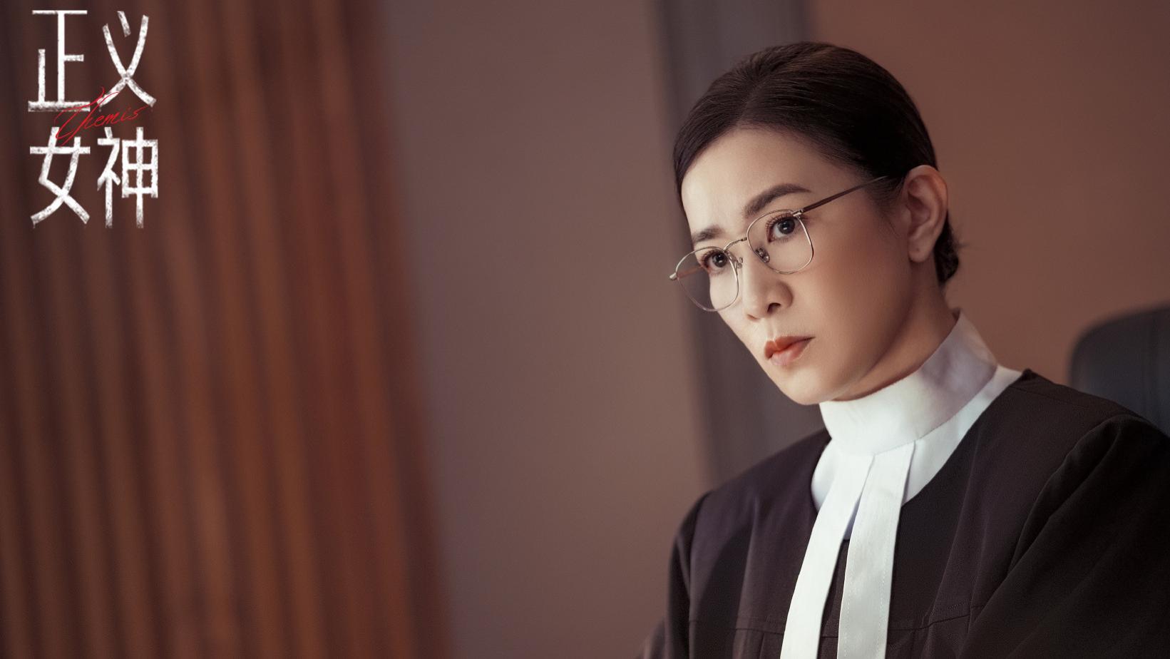 《正义女神》许绍雄遗作开播，佘诗曼从新闻女王到正义女神，化身铁面法官阻止恶魔少年诞生