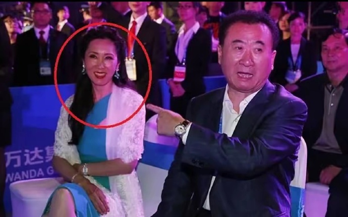王思聪当初如果没有他老爸王健林的光环，他其实啥也不是？现在男光棍女光棍一大堆，这