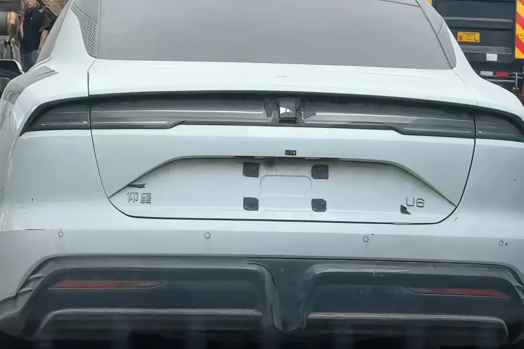 仰望U6路试谍照曝光！百万级纯电GT轿跑来袭
 
比亚迪仰望U6路试谍照曝光，低
