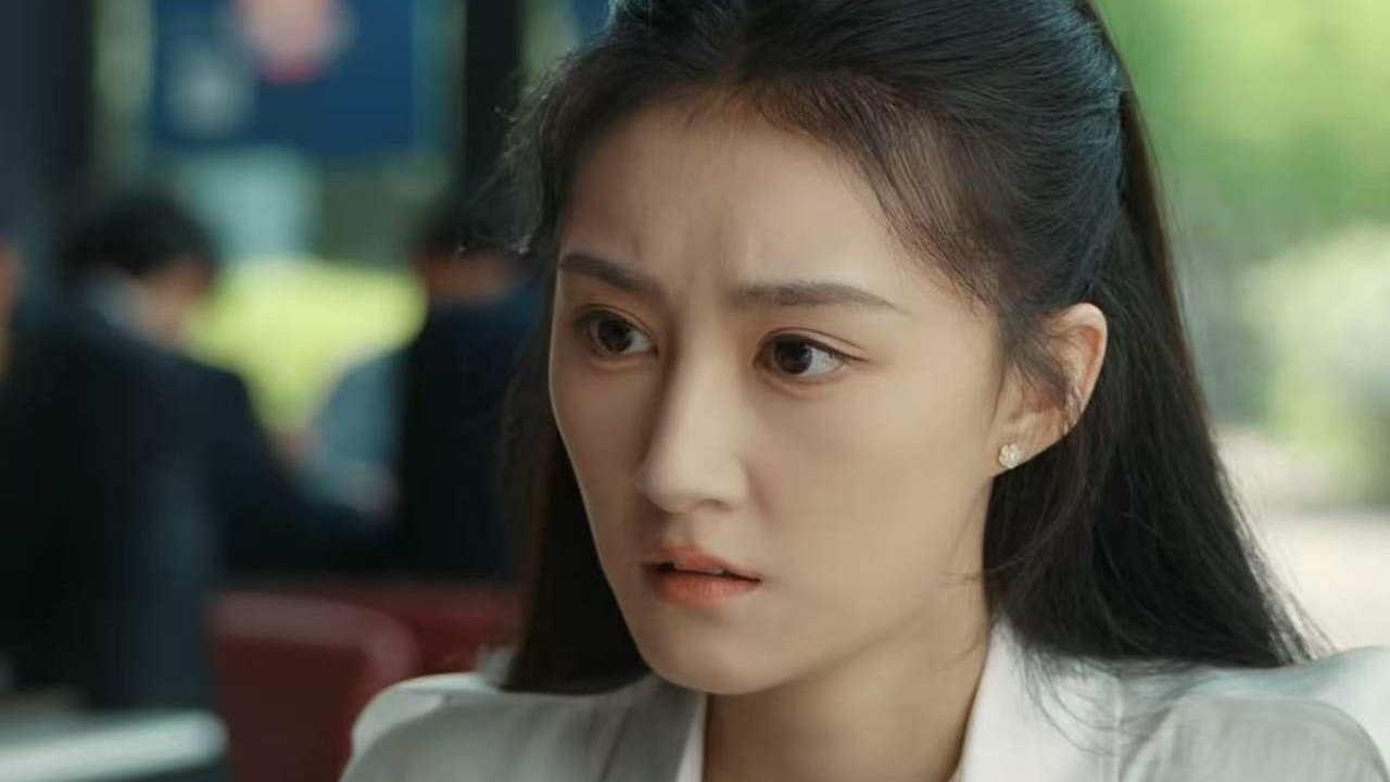 《她的盛焰》：初入职场的“小白兔”遭围猎，女上司竟把她当礼物送！