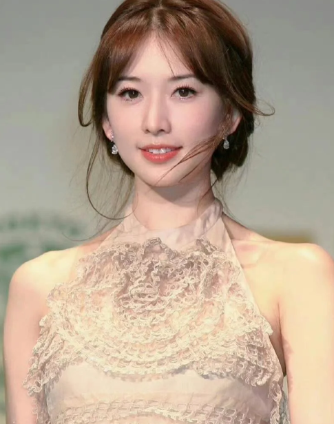 熟悉这部剧筹备过程的观众都清楚
项目初期就官宣了林志玲的特别出演身份，彼时她的番