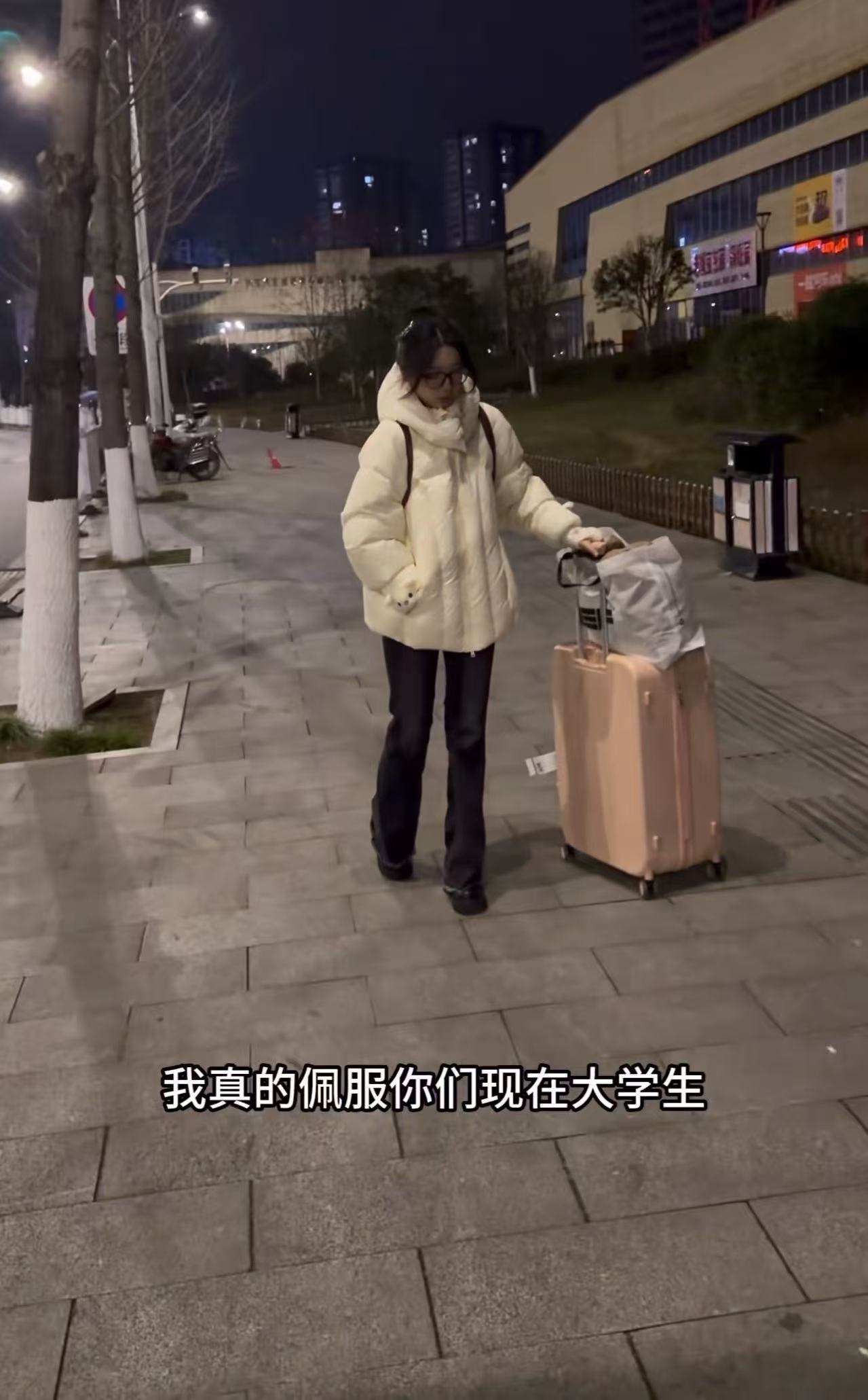 “难受一天，赚1000多块，整个寒假都阔绰！”河北女大学生的一句话，让无数网友既