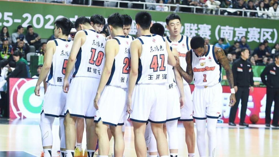 刚下车就开练！战上海3条件对广东不利，粤媒支招杜锋：学深圳