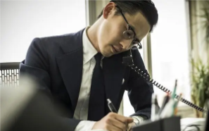 70岁老人夏天喜欢到地下车库乘凉，物业多次劝阻都没用，被碾压身亡后，法官：司机和物业一分钱都不用赔！