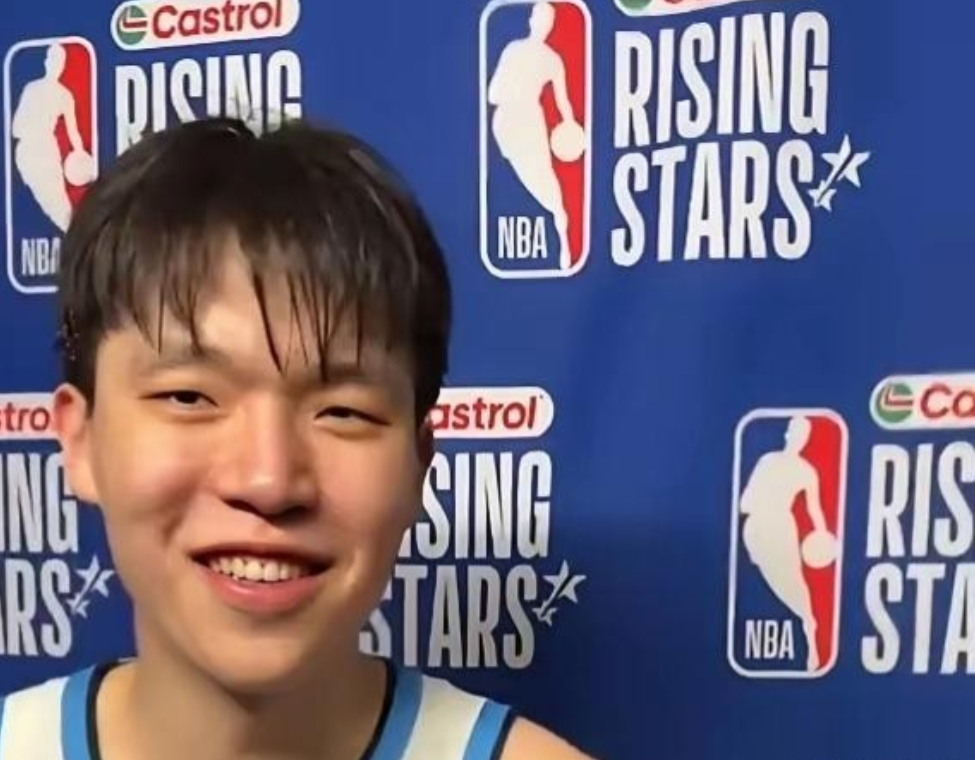 全明星新秀赛，杨翰森打了8分钟。 
5次出手，进了4个。 
拿了10分。
对面的