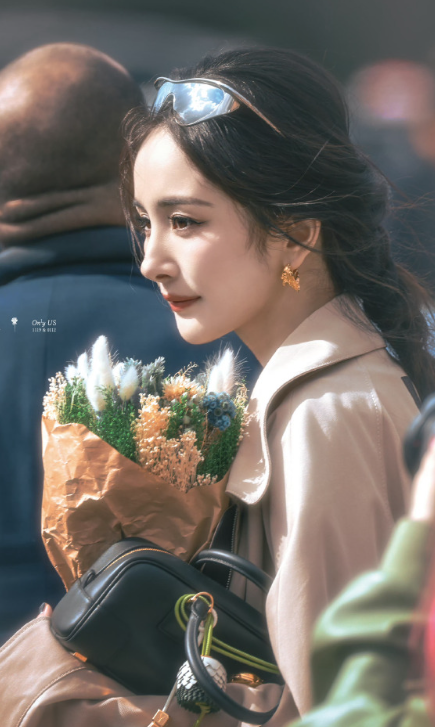 侧颜轮廓像被精雕过的象牙雕件，立体却不失柔和。