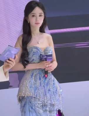 杨幂这个脱衣又给我看美了啊
幻视倾城苏妲己了，明明是纯净的海洋蓝色礼服都穿出了别