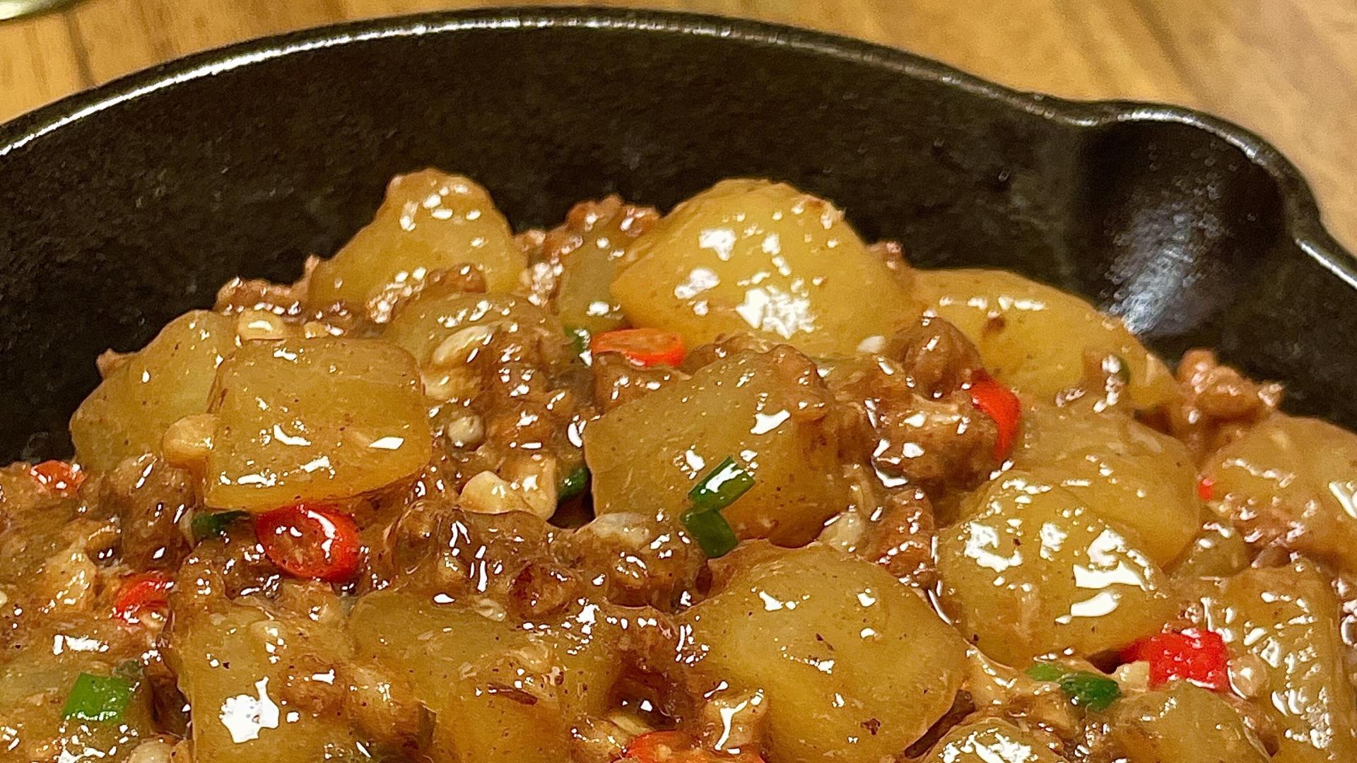 肉末土豆给我香迷糊了，土豆软糯挂满酱香肉末