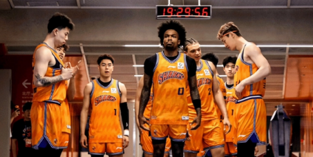 上海男篮成为CBA历史第一支双冠王球队。CBA总决赛，上海男篮是绅士横扫广厦男篮