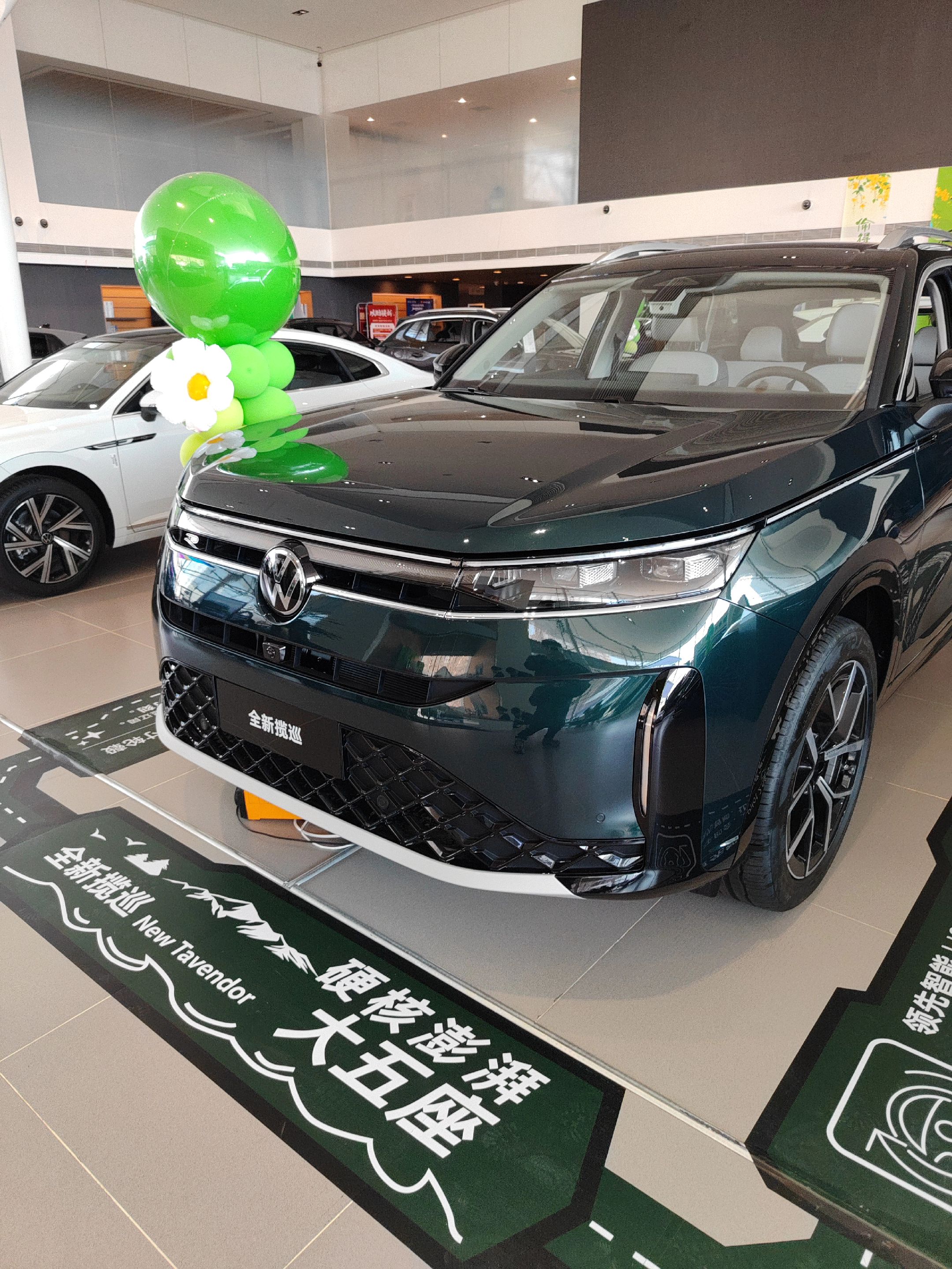 褪去浮华，回归驾驶本质。走进一汽-大众展厅，全新揽巡不仅以硬朗大气的外观吸引目光