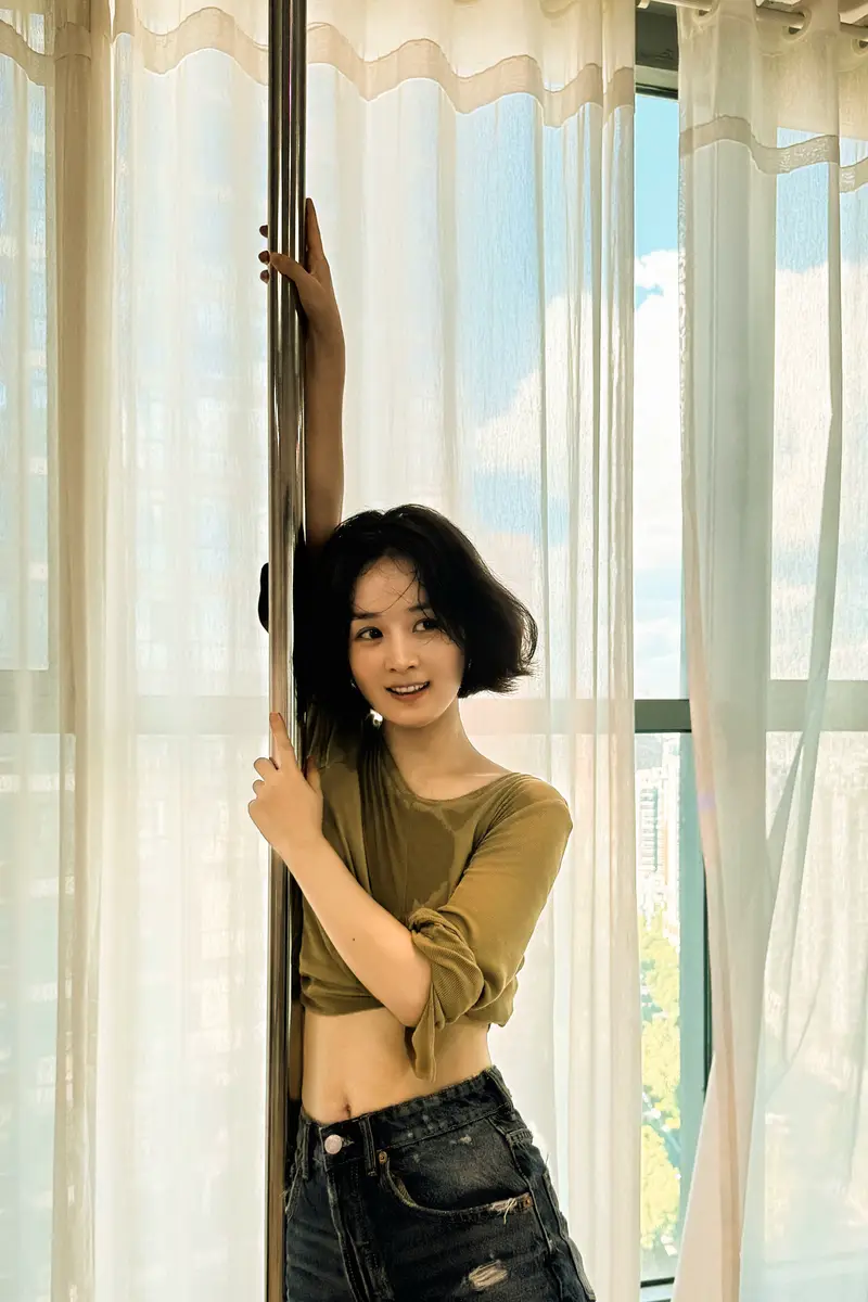 赵丽颖跳钢管舞腹肌线条吸睛