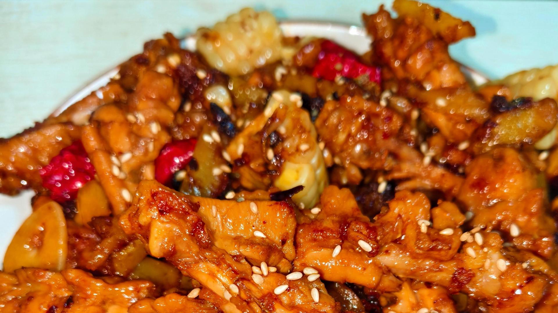 干锅鸡翅：鸡翅焦香、配菜吸饱汤汁，连骨头都想啃干净！