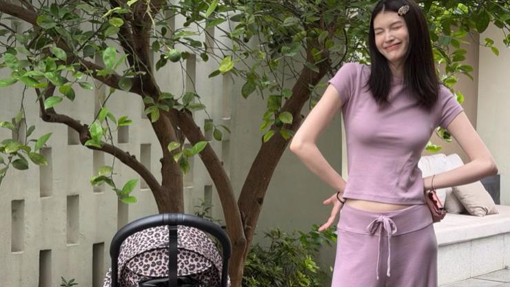 何穗晒与孩子合照：带儿子外出散步好温馨，宝宝晃荡脚丫好可爱！