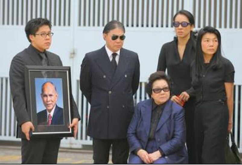 霍启刚意思就是开始他追郭晶晶，他爸爸以为他在玩，说那是运动员。
 
他是认真的，