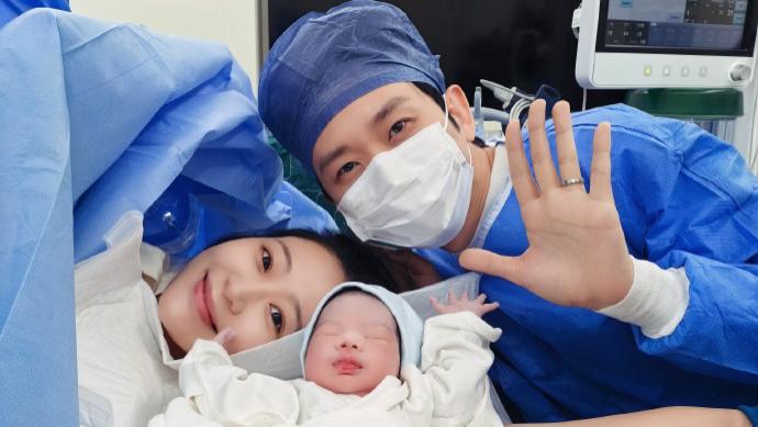 刘思维当爸了！官宣文案太戳心：不必为母则刚，你依旧是小女孩