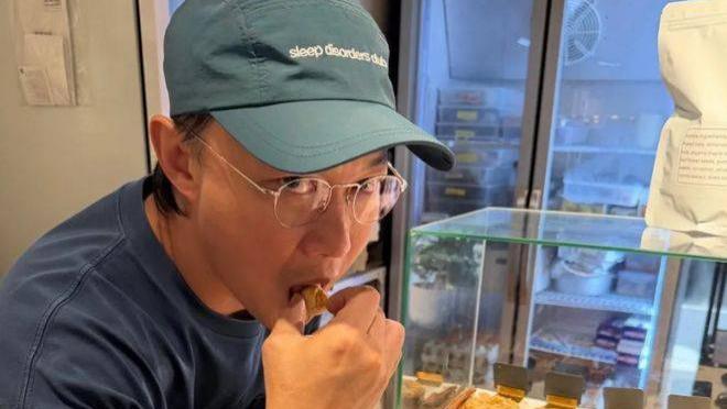 陈奕迅烘焙店买点心，搞怪pose拍照很有趣，品尝美食让网友看馋了