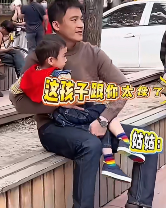 欧豪片场抱娃被孩子姑姑看到
感慨，“这孩子跟你太像了！”
欧豪听到这话笑容格外灿