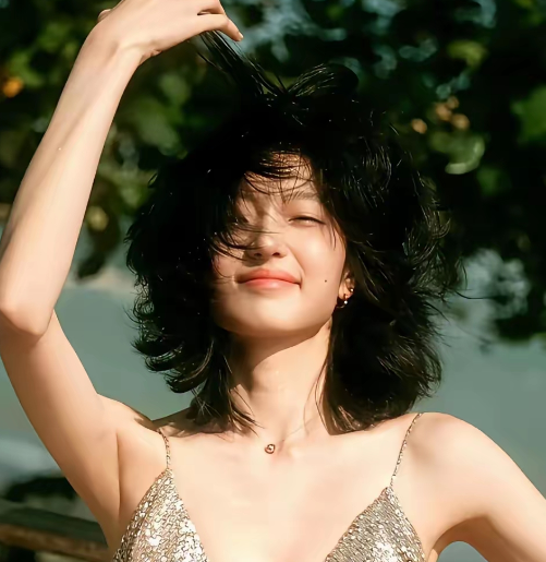 谁懂啊！孙千真的是娱乐圈最迷人的“矛盾体”！
 
明明是那张初恋脸，笑起来甜到人