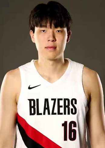 杨瀚森不应该刻意组织传球，因为没那能力。
普通球员去组织传球，大多命中率断厓下滑