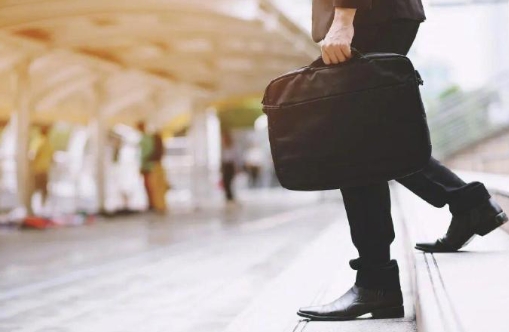 保密工作没有“下班时间”，境外间谍或竞争对手常假借“老乡聚会”、“同学叙旧”、“