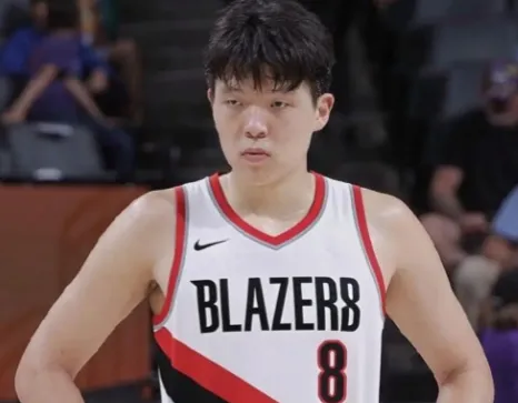 杨瀚森力量进步很大啊，所以失误没那么多了，对抗后上篮也能打进

再一个就是正赛后