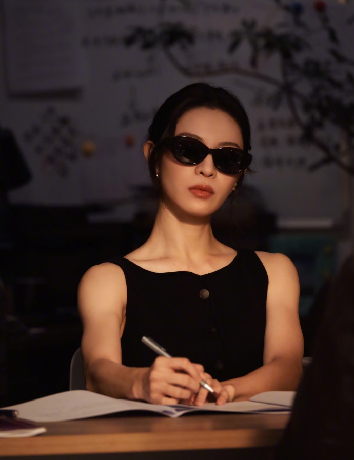 钟楚曦姐姐：墨镜一戴，谁都不爱！